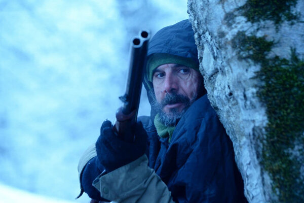 تصویری از امین حیایی در فیلم سینمایی «برف آخر» (امیرحسین عسگری، 1400)