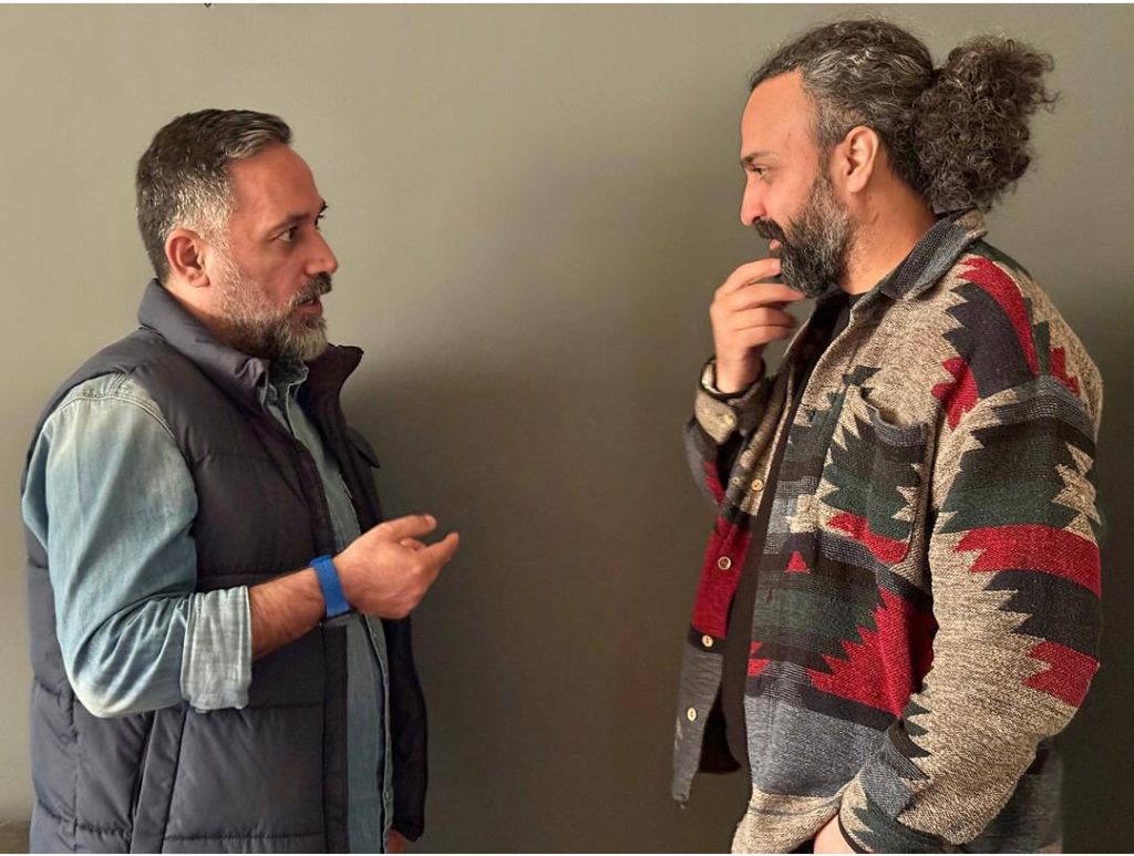 جلسه کارگردان و تهیه‌کننده؛ دفتر موسسه فرهنگی هنری رسانه کهن وانیا